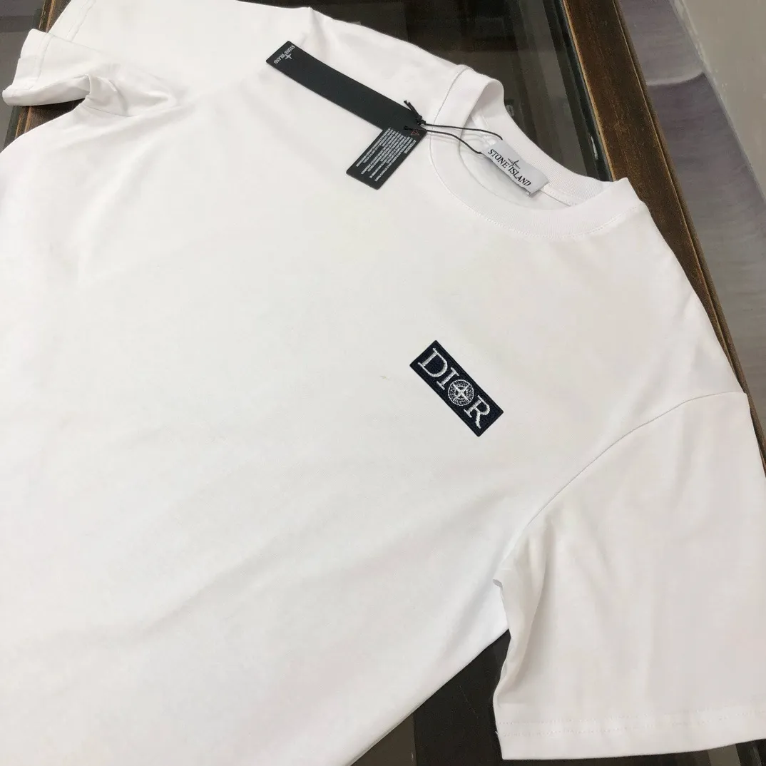 P150 A⭐️Stone Island Latest Couple Style Round Neck Short Sleeve Couple T-shirt ~ Spring and Summer New Product High Quality 🔥🔥Customized Unique Compass Logo Embroidery Logo Embellishment ~ Fashionable and Versatile Trendy Style Customized Imported Fabrics! Comfortable to wear, breathable, fashionable without losing personality, the upper body is casual and casual, handsome and stylish, showing the temperament of a big brand. All three standards are complete! ! Color: Black White Dark Gray Brown Size: SMLXLXXL